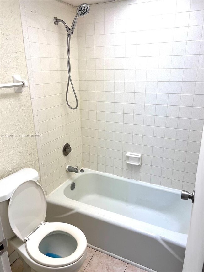 Building Photo - 3740 Inverrary Dr