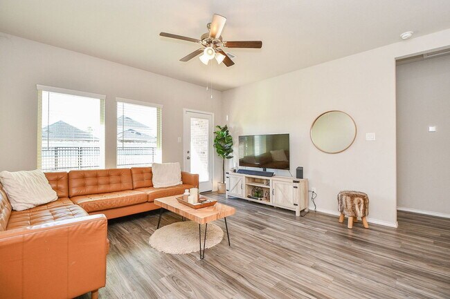 Building Photo - 16868 Pink Wintergreen Dr