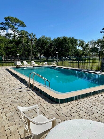 Building Photo - 420 Breakwater Dr