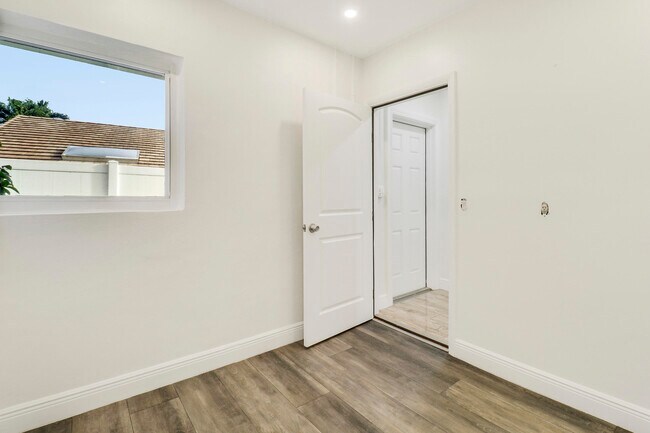 Building Photo - 100 SW 15th Ct