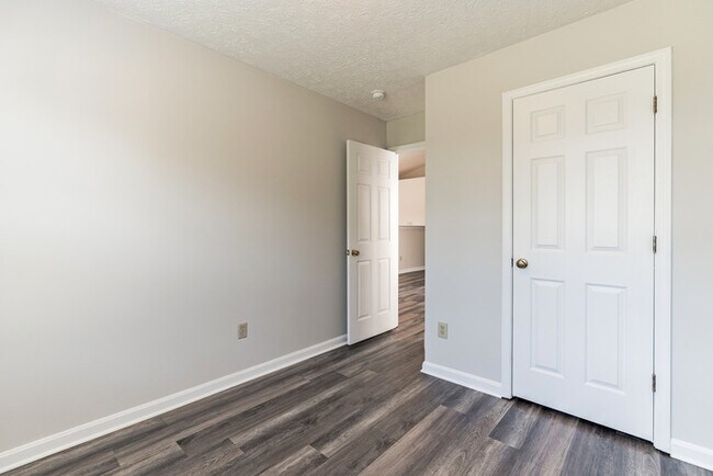 Building Photo - Three bedroom rental on Woodhaven Pl