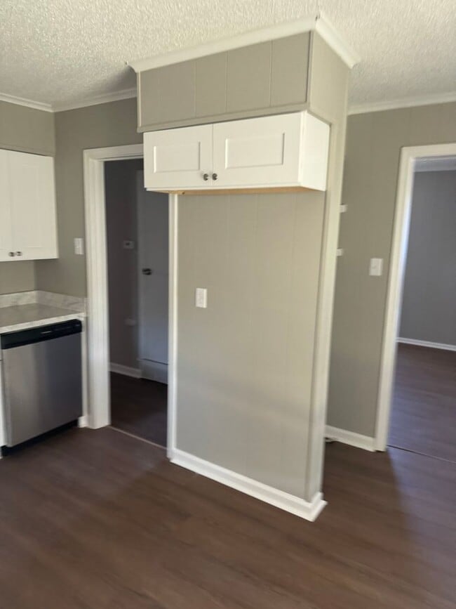 Building Photo - 815 Alida Ave