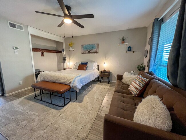 Building Photo - 14898 Granada Dr