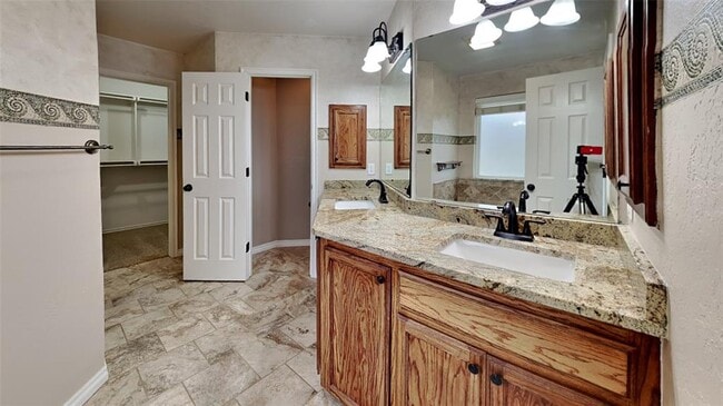 Building Photo - 1590 Deerwood Tr