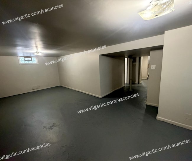 Building Photo - FOR RENT — SPACIOUS 3 BED / 2 BATH HOME