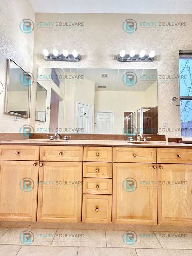 Building Photo - Beautiful 3 Bedroom, 2Bath, 3 Car Garage home in South Reno With Large Back Yard and Hot Tub!