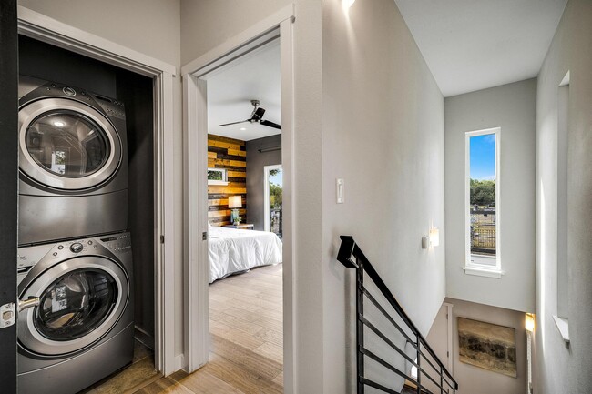 Building Photo - 1417 E Crockett St