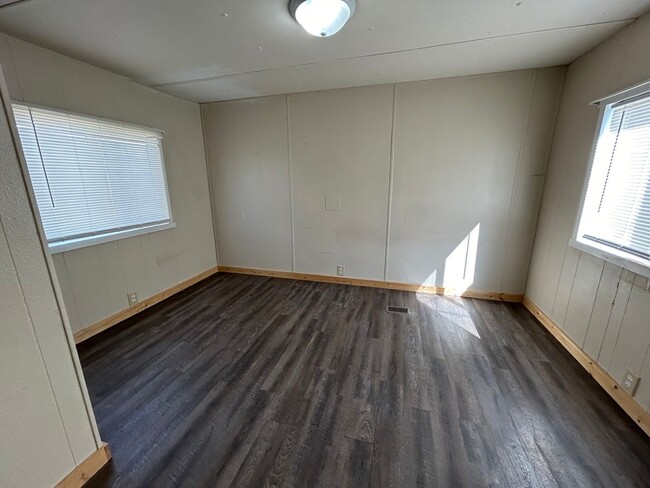 Building Photo - 3 Bed 1.5 Bath Fully Remodeled Mobile Home...