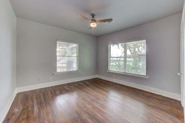 Building Photo - Charming Craftsman 3/1 Home Next To TU!