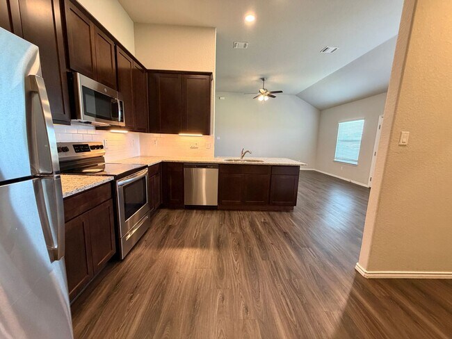 Building Photo - Come live in Knox Ridge!