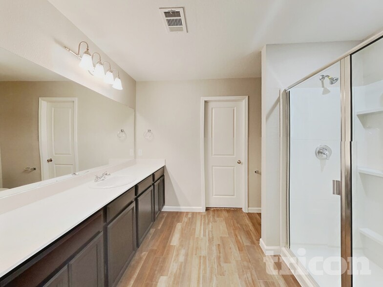 Building Photo - 404 Willow Creek Dr