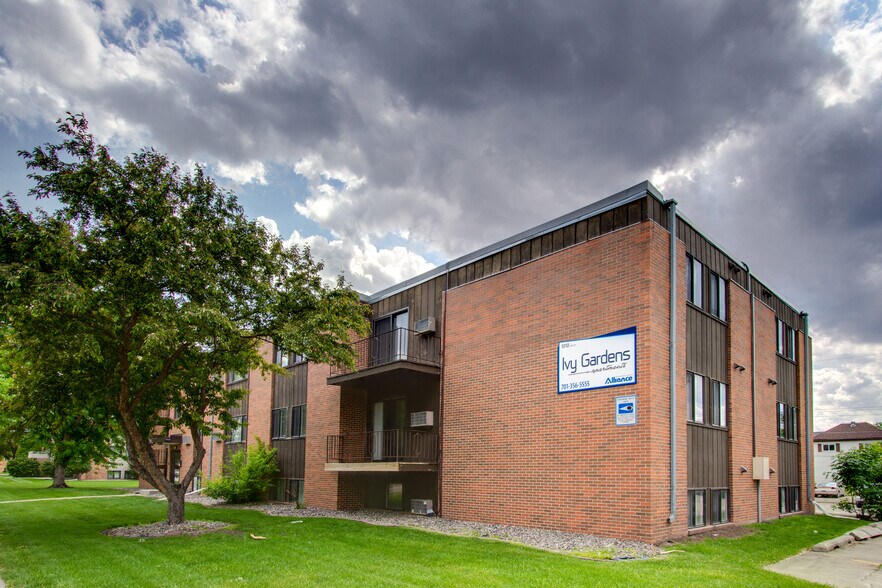 Ivy Gardens - Collective Apartments in North Fargo