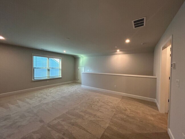 Building Photo - 450 Bandon Wy