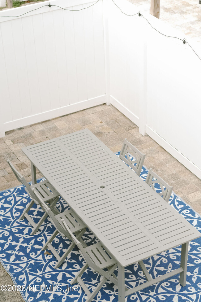 Building Photo - 212 Oak St