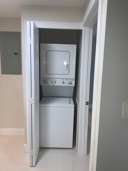 Building Photo - 3410 Coral Way