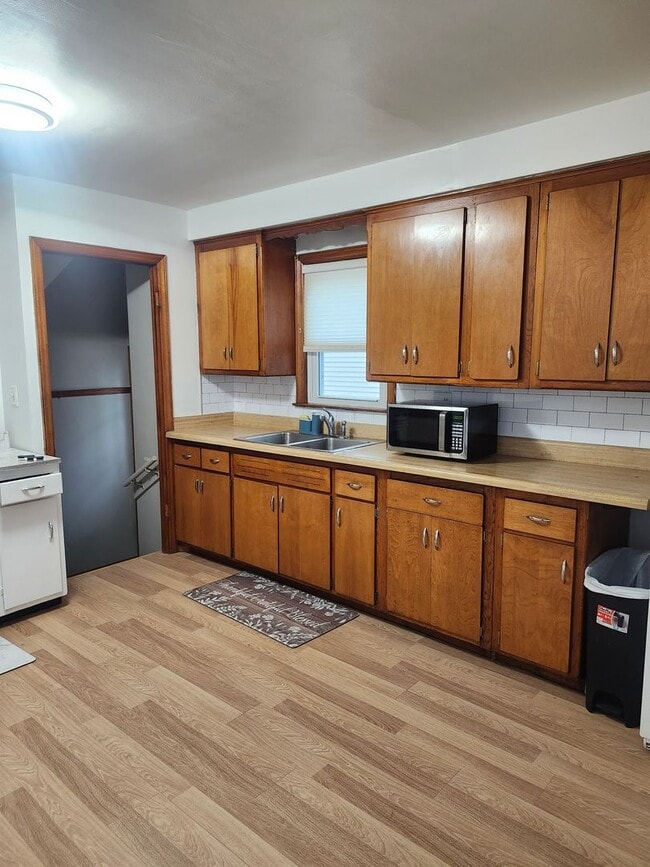 Building Photo - Single family home in great neighborhood!