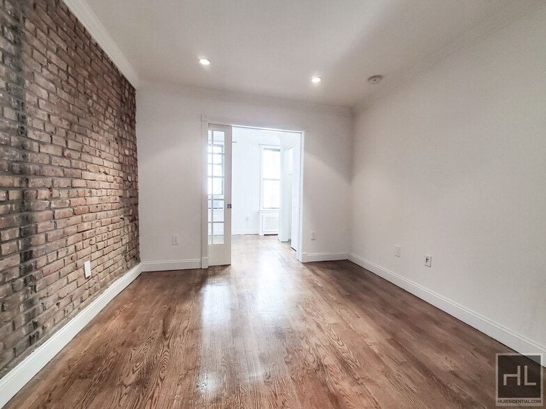 Building Photo - Mott Street