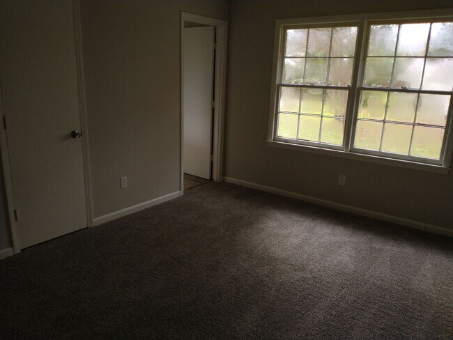 Building Photo - Nice 4/2--Move in Ready--Total Electric