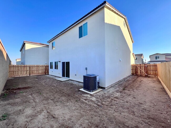 Building Photo - $3,300 Ashlan & Highland, 5 Bedroom House ...