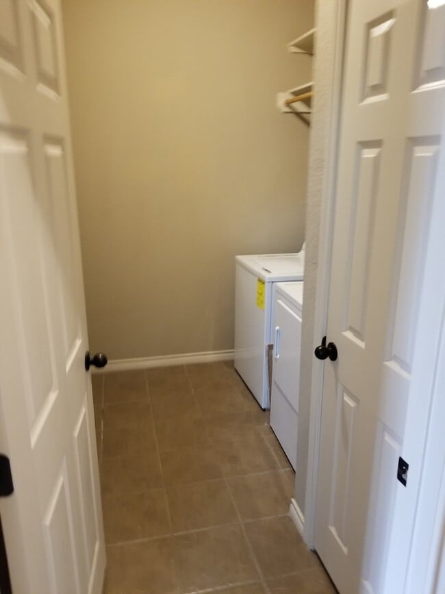 Building Photo - College Station - 3 Bedroom - 3 Bath - Duplex - Fenced Yard.