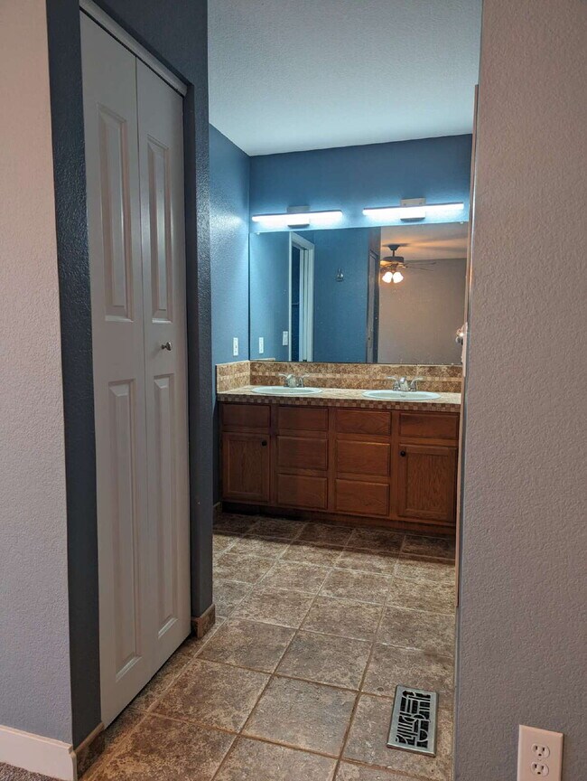 Building Photo - Desirable 3bdrm/3 bath in NW Longmont!