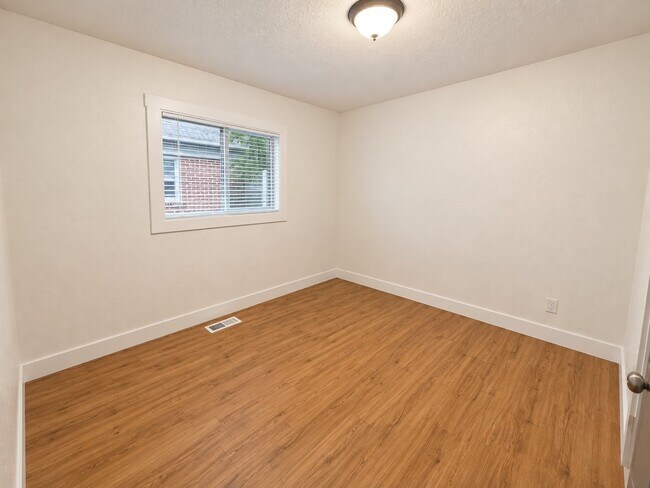 Building Photo - 458 E Lambourne Ave