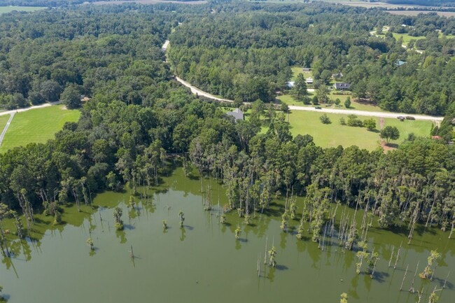 Building Photo - Charming 3 Bedroom , 2 Bath Country Home with Lake Views