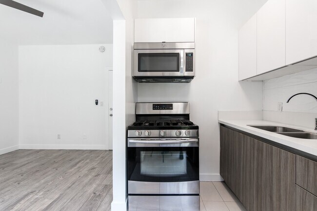 Interior Photo - 932 Irolo St