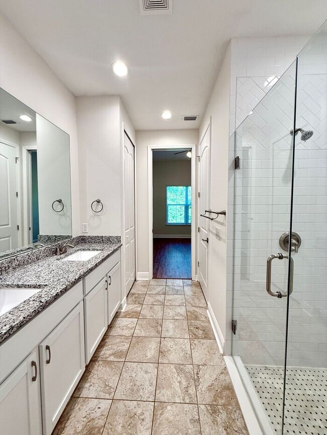 Building Photo - Gorgeous, Modern 2/2 Duplex in Orange City!