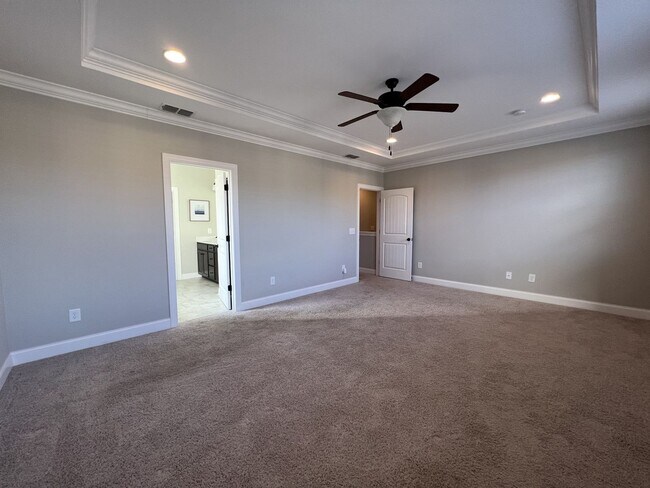 Building Photo - Charming and Convenient Home in Hendersonville