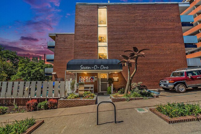 Building Photo - Location!! Updated 1 bedroom Gem on Pearl St. in Govenor's Park!