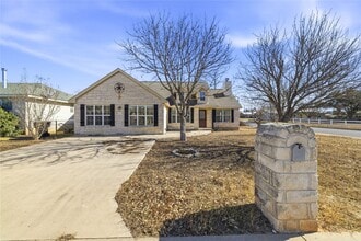 Building Photo - 201 Green Oaks Loop