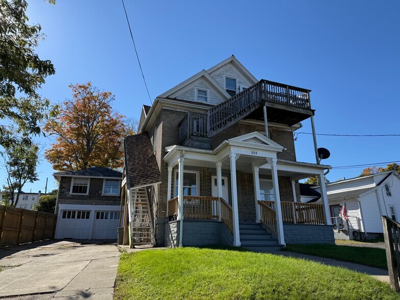 Primary Photo - 204 W Main St