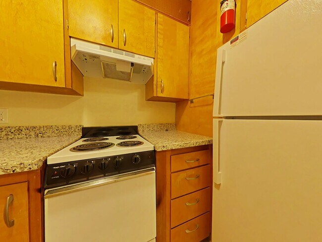 Building Photo - 2 Bedroom Apartment ~ Close to Campus ~ Ca...
