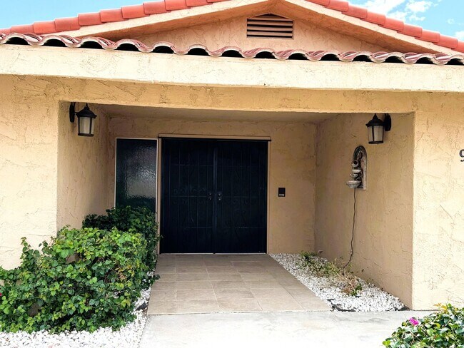 Building Photo - MLCC 3 Bedroom 2 Bath