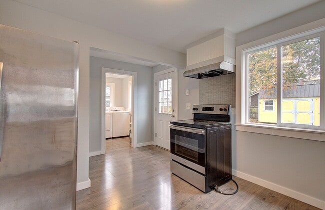 Building Photo - Charming 1+bd, 1ba Bungalow w/ Renovated Attic