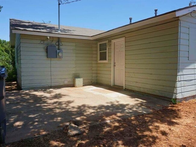 Building Photo - 2733 Roanoke Dr