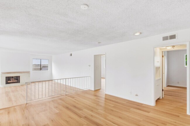 Building Photo - HUGE TOP FLOOR 2 BED 2 BATH IN PRIME SANTA MONICA! -FIREPLACE, BALCONY & GARAGE PARKING SPACE