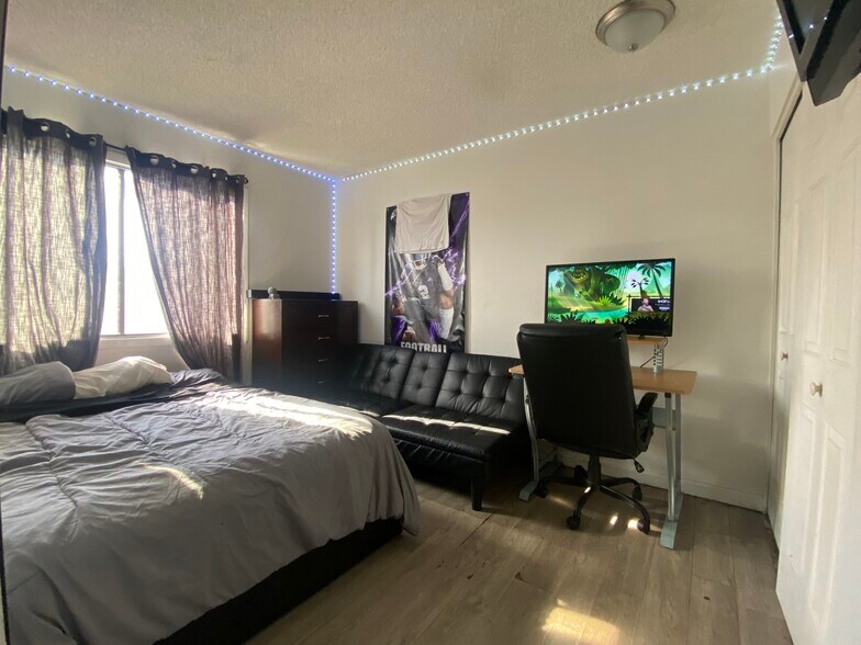 Building Photo - 5710 N 43rd Dr