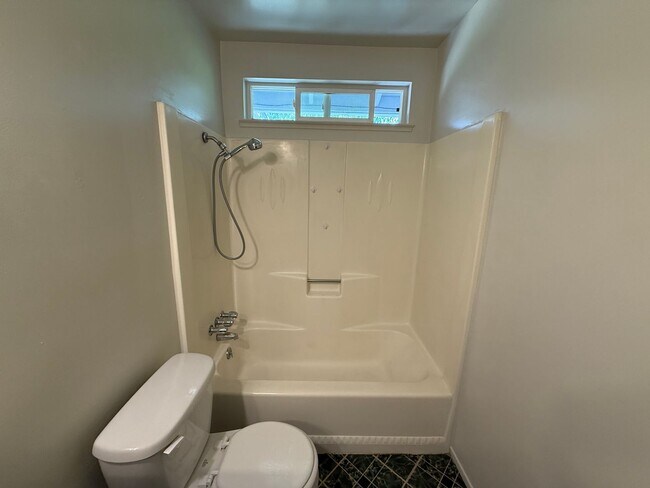 Building Photo - Single story home in east Modesto!
