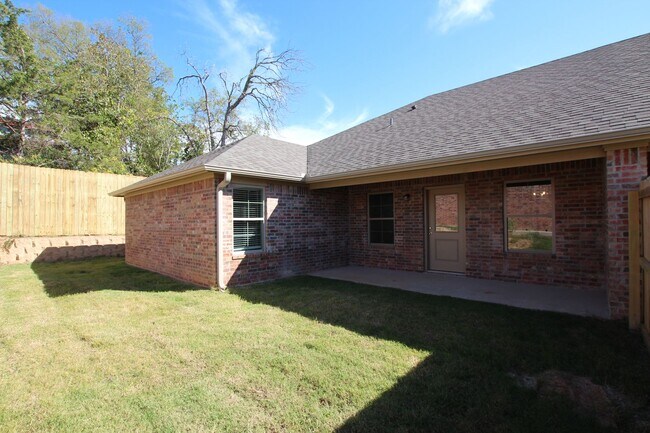 Building Photo - Beautiful 3 Bedroom 2 Bathroom Townhouse in South Tyler! 1/2 OFF FIRST FULL MONTHS RENT!