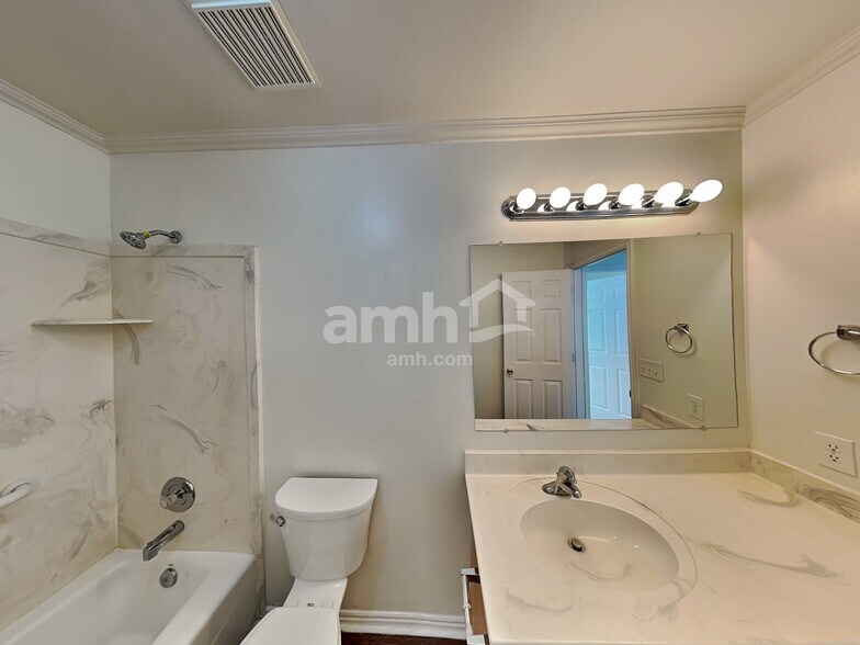 Building Photo - 523 E Center St