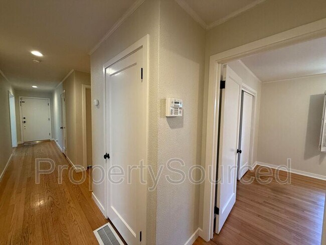 Building Photo - 1251 Middlefield Ave