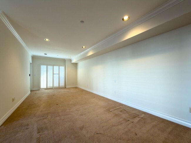 Building Photo - Spacious 3BR Condo with Luxury Finishes in Brentwood!