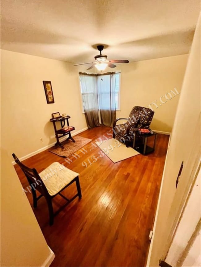 Building Photo - Charming 3 Bed 2 Bath Home-Available NOW!!