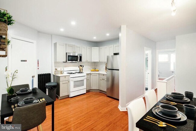 Building Photo - 7076 Forrest Ave