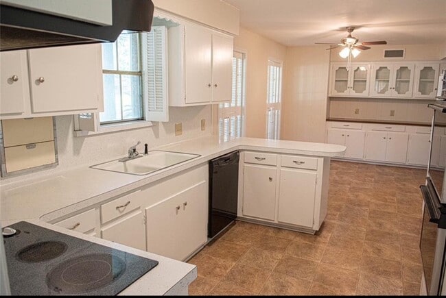 Building Photo - 2615 Cypress Ln