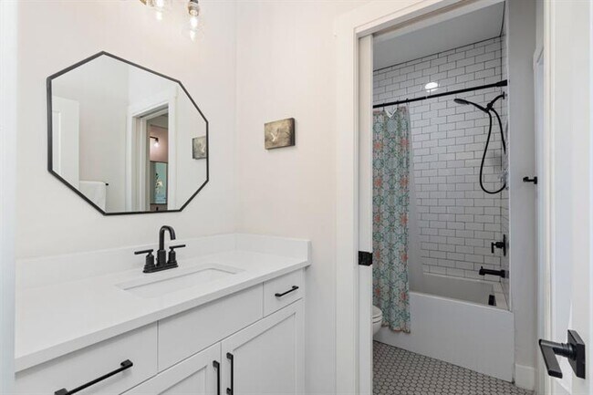 Building Photo - 304 Mado Ln