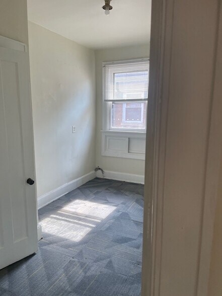 Building Photo - 2122 Slane Ave