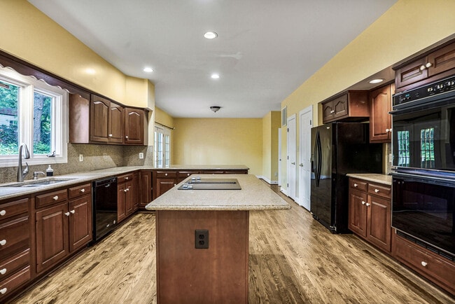 Building Photo - 7204 Quiet Cove